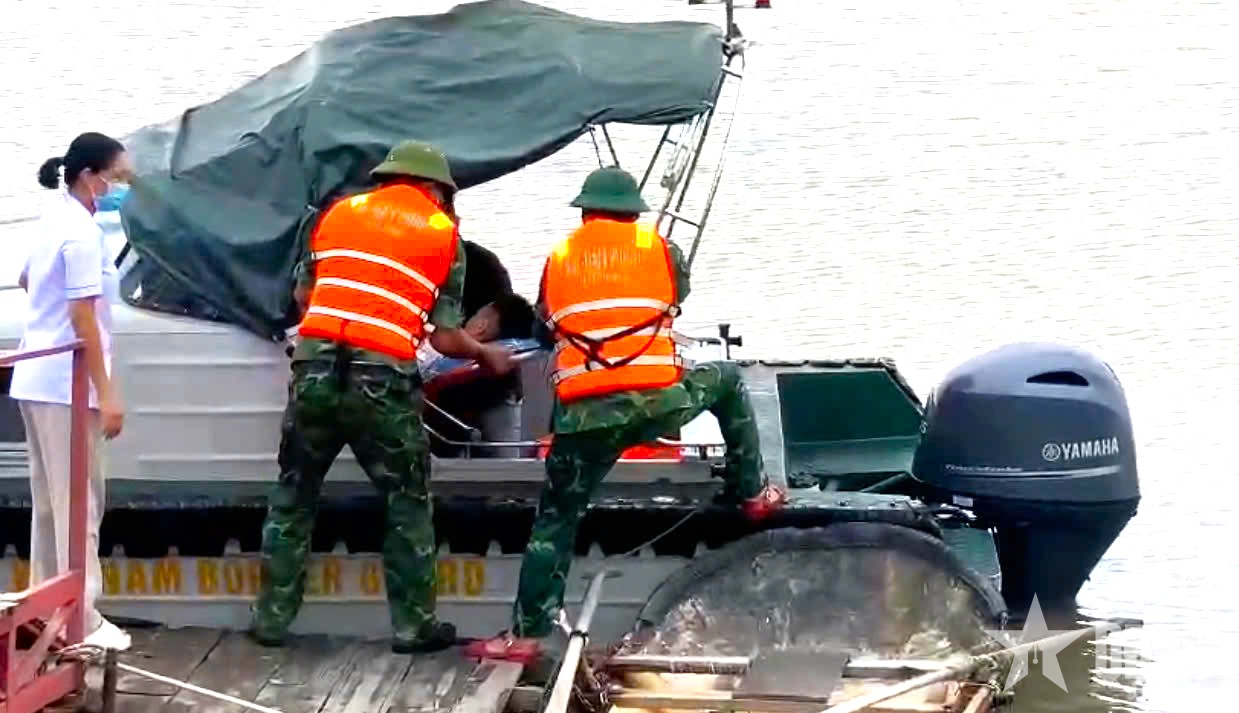 Đồn Biên phòng Cát Hải hỗ trợ đưa bệnh nhi đi cấp cứu an toàn